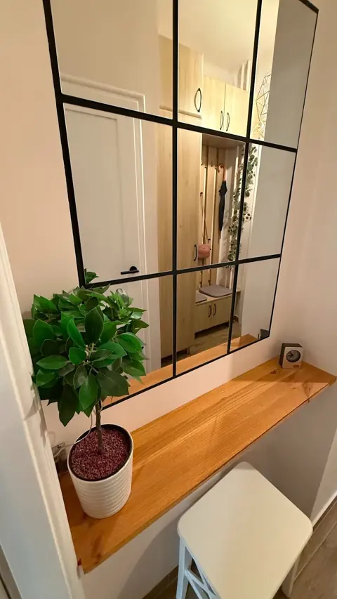 Előszoba tükörfallal – West Budapest Apartman