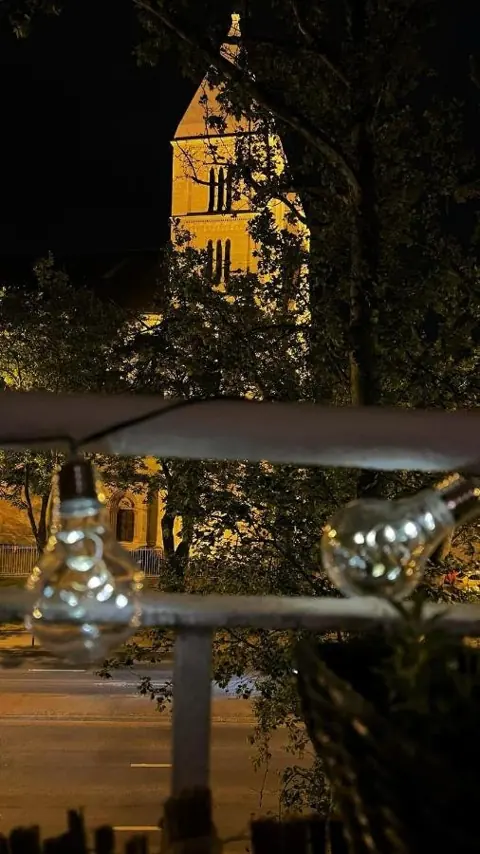 Erkély esti fényekkel – West Budapest Apartman