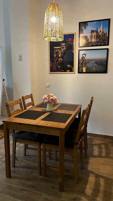 Étkezőasztal négy székkel – West Budapest Apartman