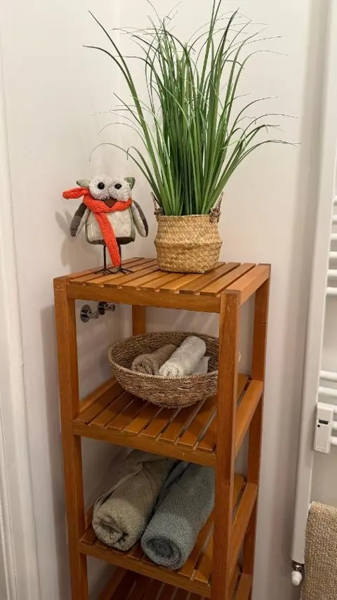 Polc törölközőkkel – West Budapest Apartman