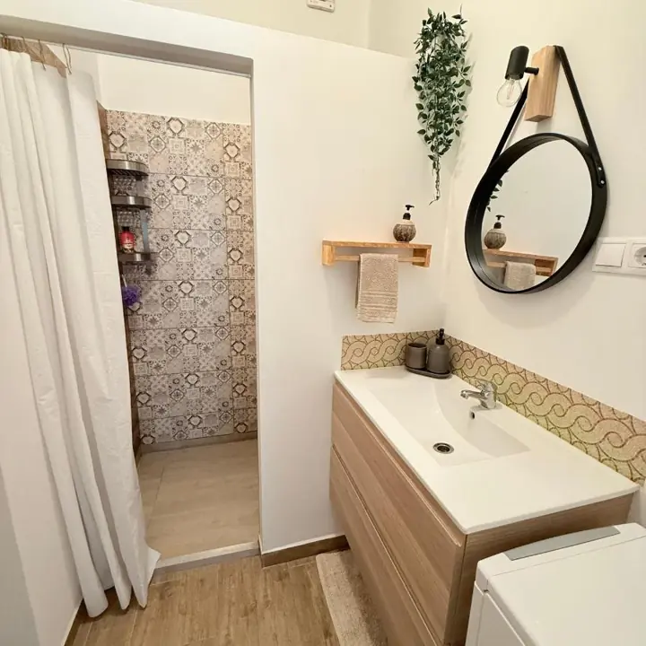 Fürdőszoba zuhanyfüggönnyel – West Budapest Apartman