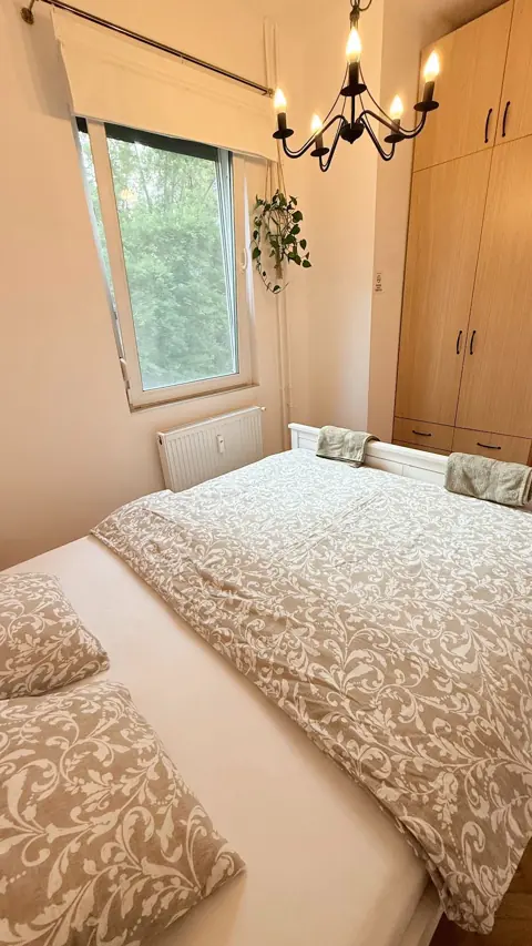 Hálószoba ablakkal a belső kertre