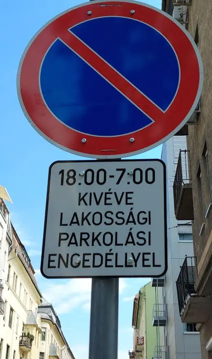 Lakossági parkolási korlátozást jelző tábla a Váci út környékén