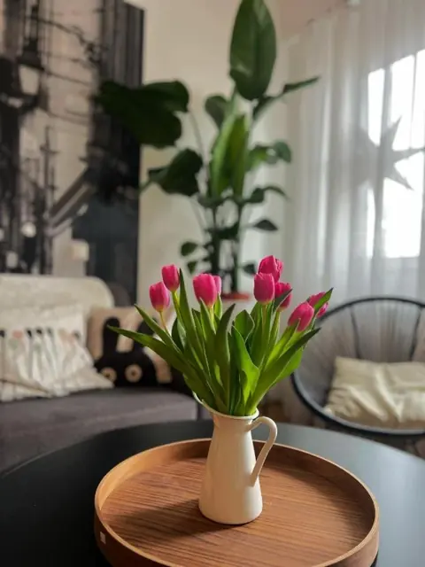 Tulipánok az asztalon – West Budapest Apartman
